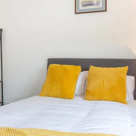 Lovely 2 Bed Close To Centre