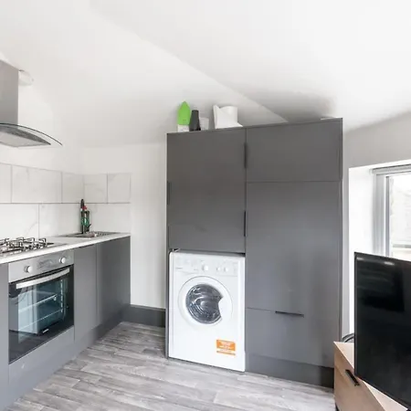 Lovely 2 Bed Close To Centre